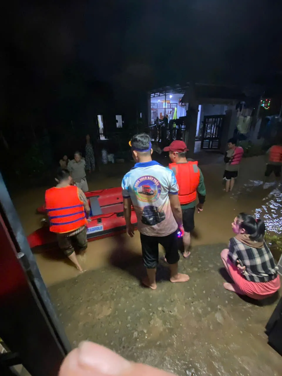 Những chuyến xe 0đ cứu hộ miền trung từ vận tải Tuấn Tây